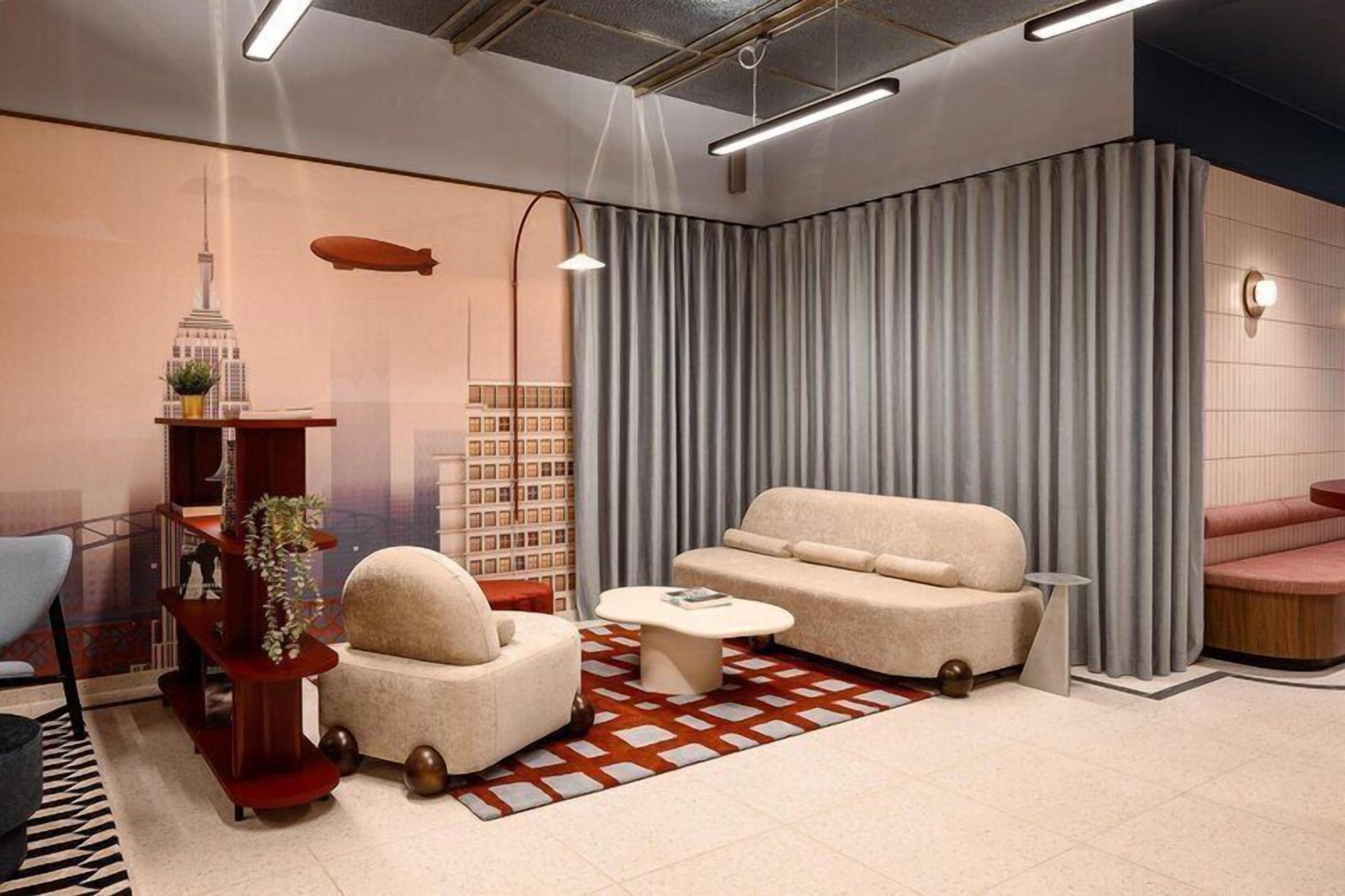 Uma sala de estar moderna com sofá, poltrona e uma mesinha de centro.