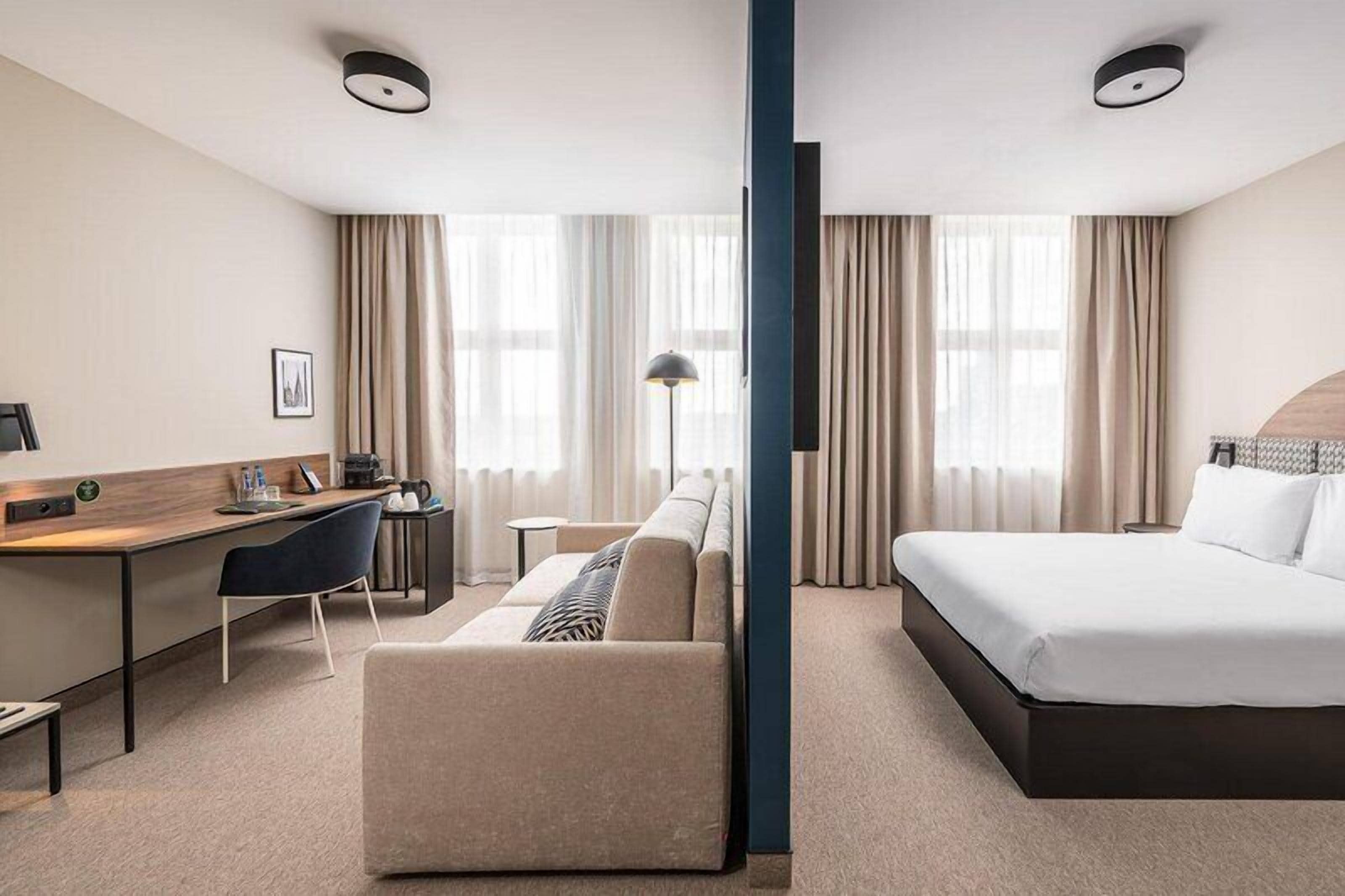Premium tweepersoonskamer, 1 kingsize bed met slaapbank | Een bureau, een laptopwerkplek, gratis babybedden, extra bedden