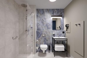 Shower, hair dryer, towels, soap - B&B HOTEL Wrocław Old Town (Wrocław)