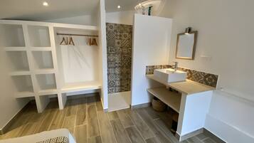 5 Schlafzimmer, Bügeleisen/Bügelbrett, WLAN, Bettwäsche