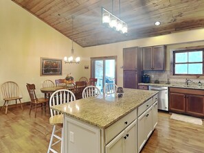 House (6 Bedrooms) | Property amenity - Buzzy Bee Lodge (McHenry)