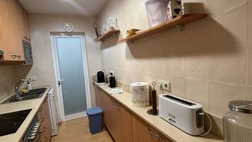 Een koelkast, een magnetron, een oven, een kookplaat