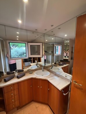 Ducha, secador de pelo y toallas