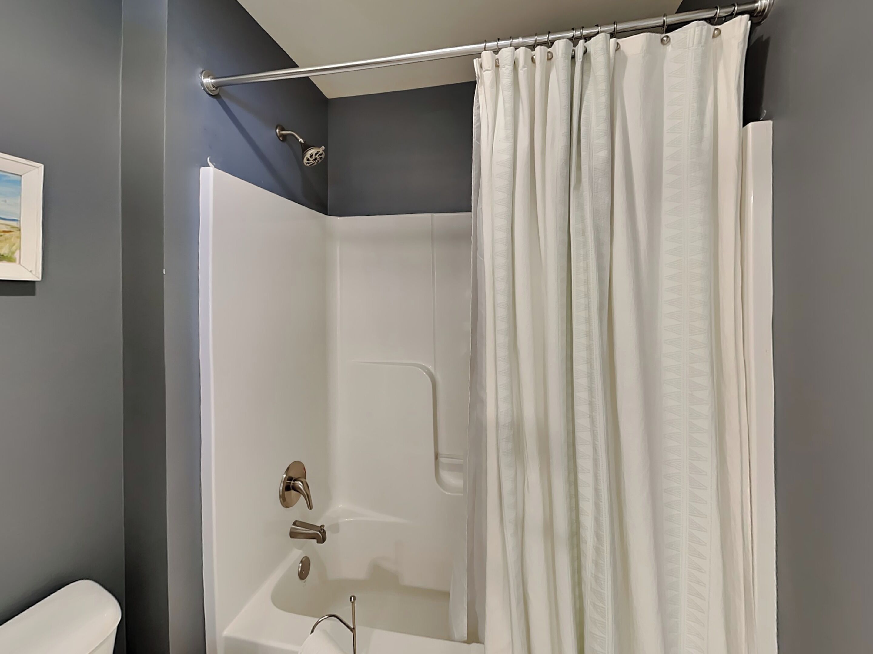 Ein Badezimmer mit Badewanne, Dusche und Toilette.