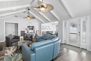 TV, fireplace - ☀️Private Pool - Gulf Views - Steps to Beach - Sheer Bliss☀️ (Miramar Beach)