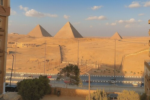 Stylish Apartment with Stunning Pyramid View — Steps from Grand Egyptian Museum