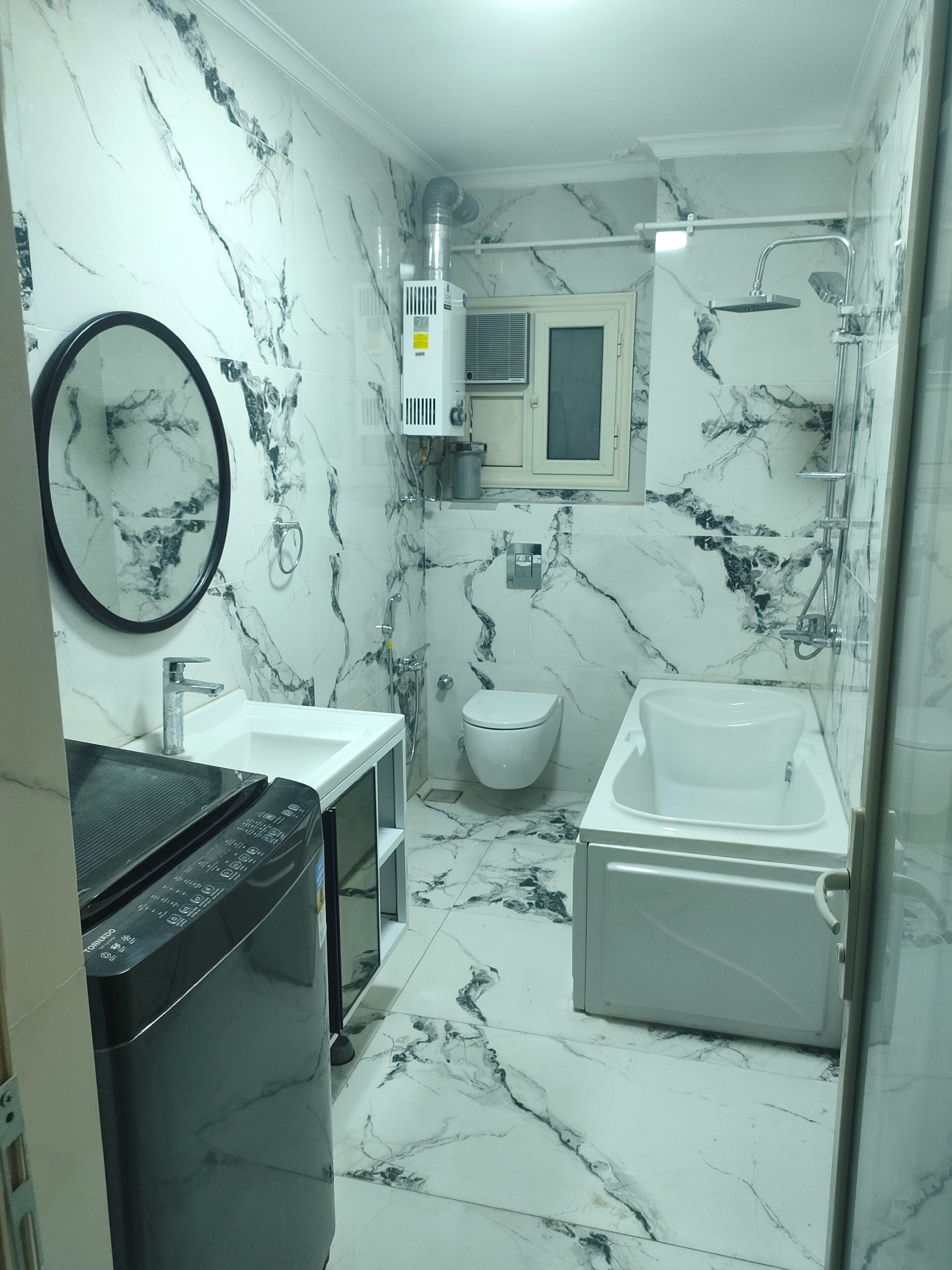 Shower, hair dryer, bidet, towels