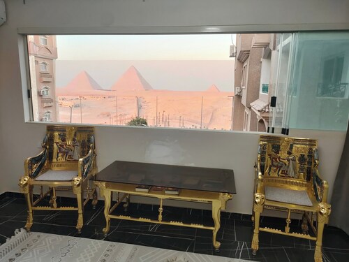 Stylish Apartment with Stunning Pyramid View — Steps from Grand Egyptian Museum