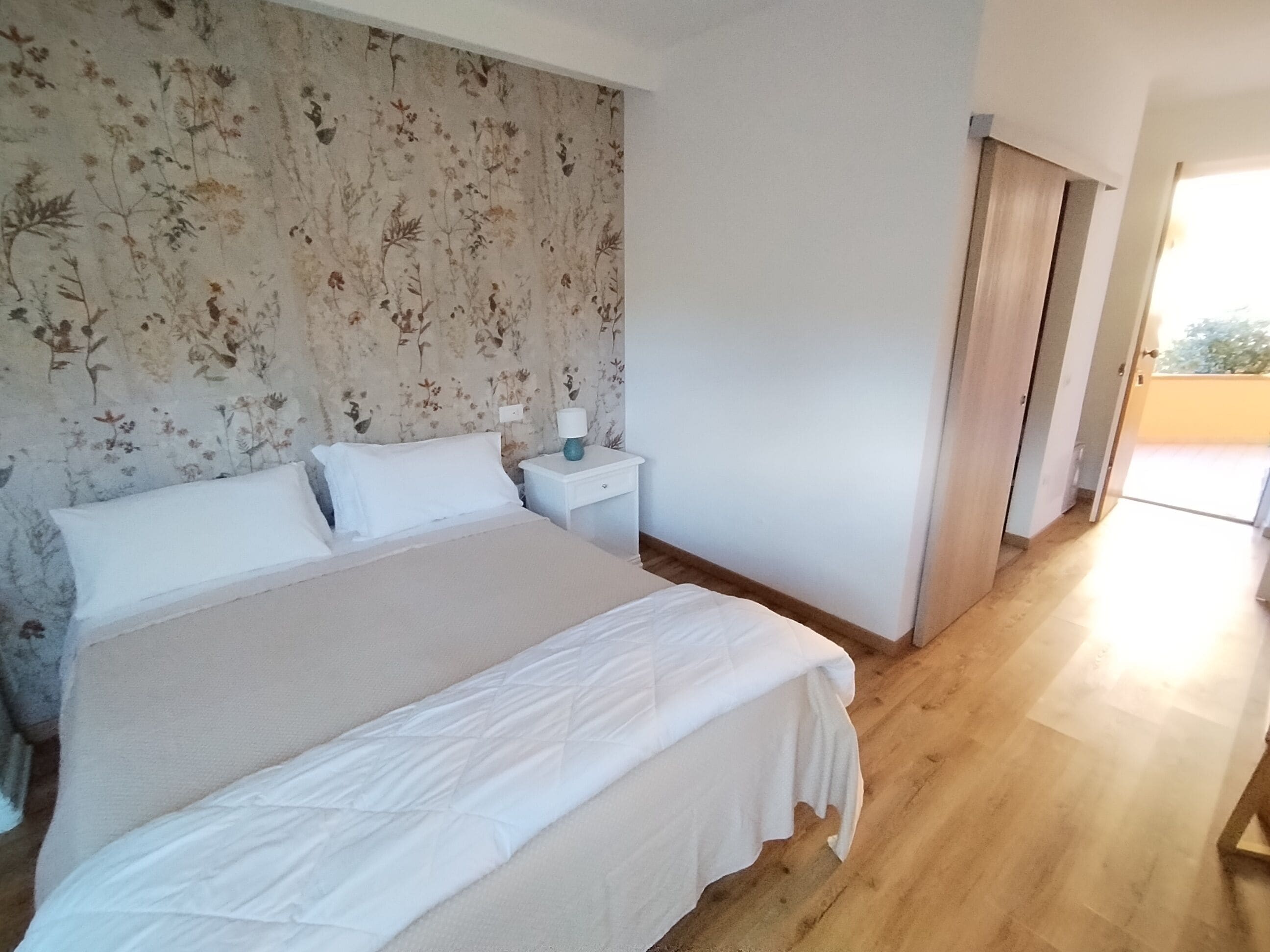 Superior dubbelrum - utsikt mot trädgården | Sängtillbehör av högsta kvalitet, duntäcken, skrivbord och gratis wi-fi