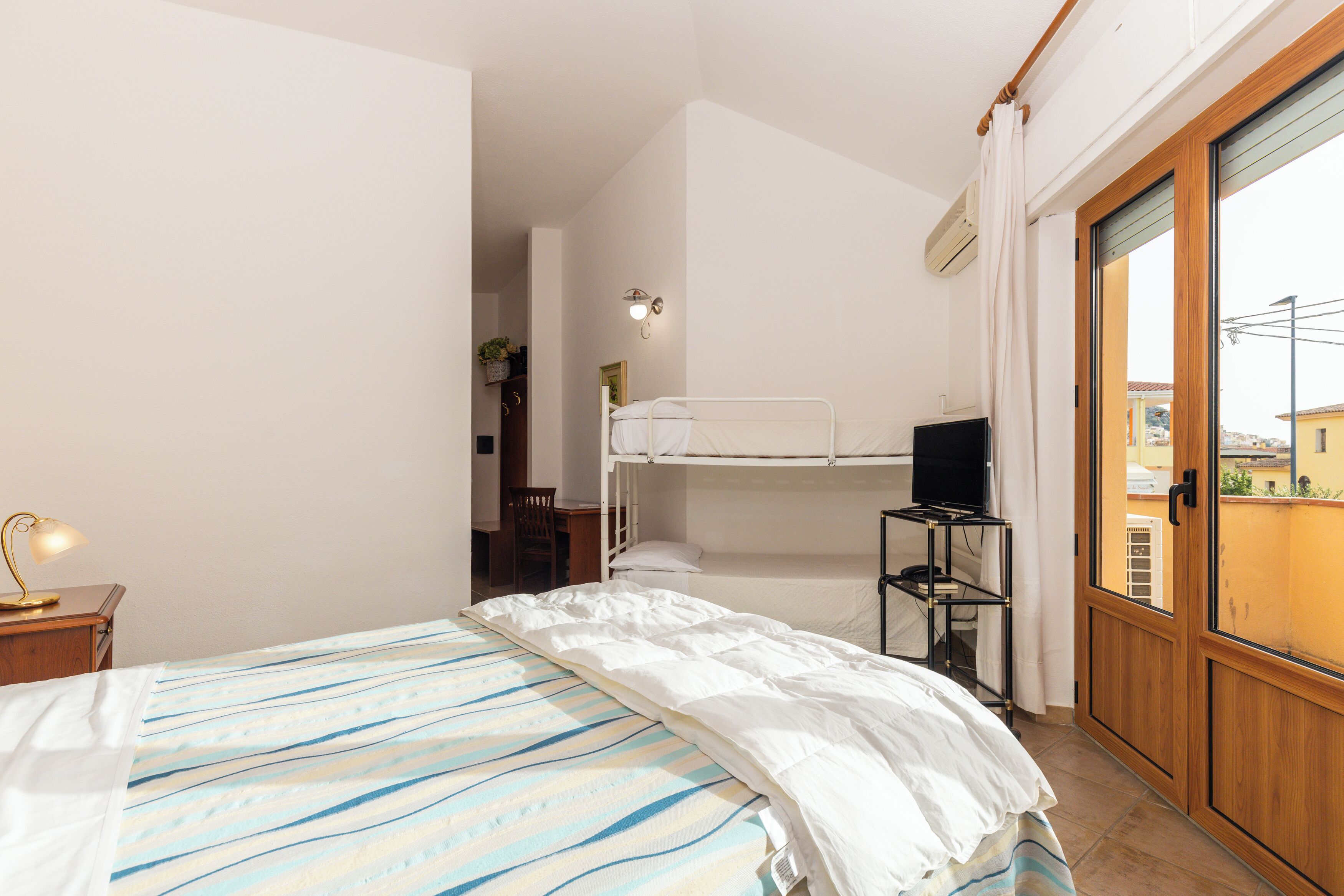 Familjerum för fyra - balkong - utsikt mot trädgården | Sängtillbehör av högsta kvalitet, duntäcken, skrivbord och gratis wi-fi