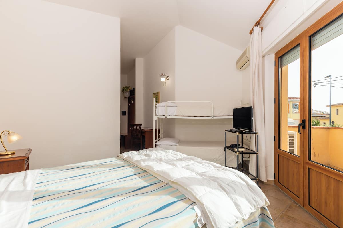 Fjölskylduherbergi fyrir fjóra - svalir - útsýni yfir garð | Ókeypis þráðlaus nettenging