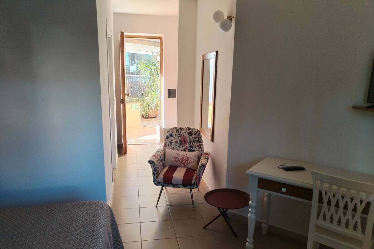 Kahden hengen classic-huone, näköala puutarhaan | Työpöytä, ilmainen Wi-Fi