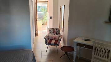 Kahden hengen classic-huone, näköala puutarhaan | Työpöytä, ilmainen Wi-Fi