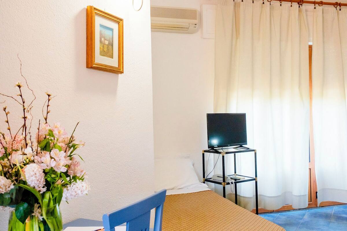 Kolmen hengen comfort-huone, näköala puutarhaan | Työpöytä, ilmainen Wi-Fi