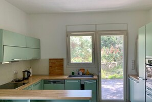 Frigorífico, horno, placa de cocina y lavavajillas