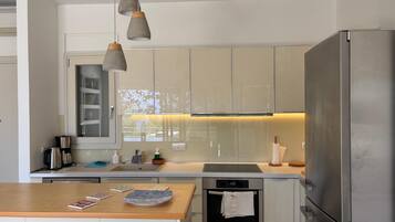 Réfrigérateur, four, plaque de cuisson, lave-vaisselle