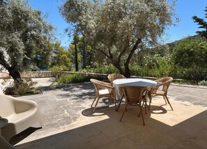 Outdoor dining - Villa 'Ktima Bird Paradise - Three-Bedroom' with Sea View, Balcony and Wi-Fi (Yenion)