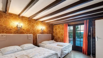Una habitación con dos camas, techo de madera, pared con diseño y una puerta que da al exterior.