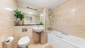 SĂšche-cheveux, serviettes fournies, savon, papier toilette