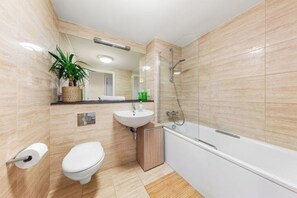 Sèche-cheveux, serviettes fournies, savon, papier toilette