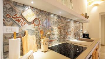 Fridge, oven, stovetop, electric kettle