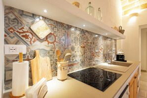 Fridge, oven, stovetop, electric kettle