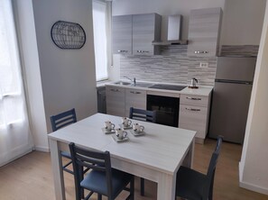 Fridge, oven, stovetop, cookware/dishes/utensils - City center, 4 steps from Alfieri Square (Asti)