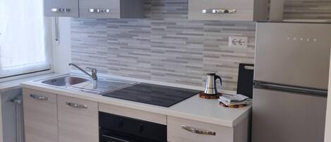 Réfrigérateur, four, plaque de cuisson