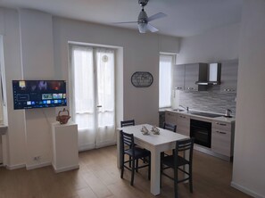 Fridge, oven, stovetop, cookware/dishes/utensils