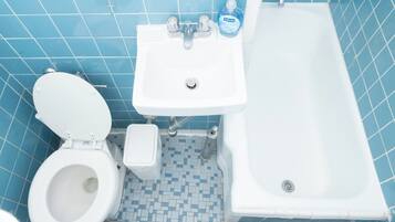 Secador de pelo, toallas, jabón y papel higiénico