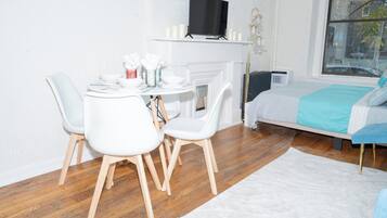 1 dormitorio, tabla de planchar con plancha, Internet y ropa de cama