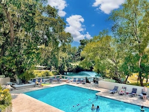 Ein Pool mit Liegestühlen und einem Wasserfall.