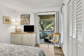 2 bedrooms, iron/ironing board, free WiFi, bed sheets - Fairway View Getaway in Palmetto Dunes (Hilton Head Island)