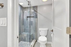 Shower, hair dryer, towels - Fairway View Getaway in Palmetto Dunes (Hilton Head Island)