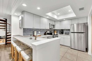 Fridge, microwave, oven, stovetop - Fairway View Getaway in Palmetto Dunes (Hilton Head Island)