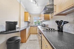 Coffee/tea maker, fridge, microwave, oven - *Modern Spacious studio flat in Ealing* (Hangerlane )