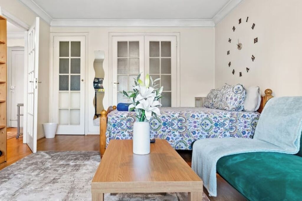 1 habitación, tabla de planchar con plancha y cuna de viaje 