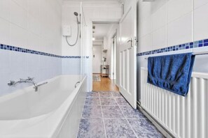 Haartrockner, Handtücher, Seife, Shampoo