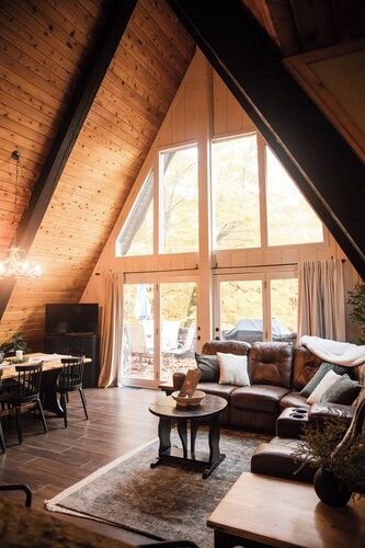 🔥 Cozy Bellaire A-Frame | Ski • Torch • Brew 🍻<br>Nestled in Schuss Mountain Resort—close to the slopes ⛷, Torch Lake 💙, and downtown Bellaire’s famous Short’s Brewery. Stay, play, and unwind by the fire pit under Northern Michigan skies 🌲✨