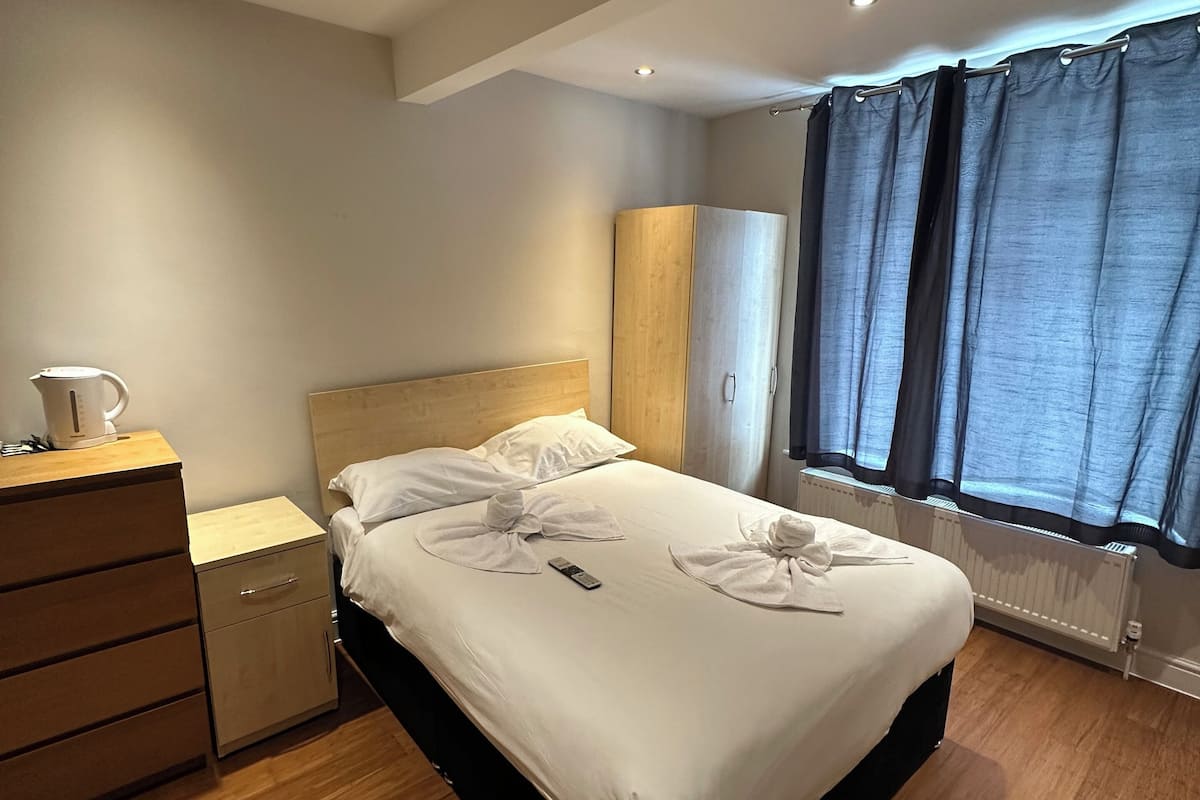 Escritorio y ropa de cama