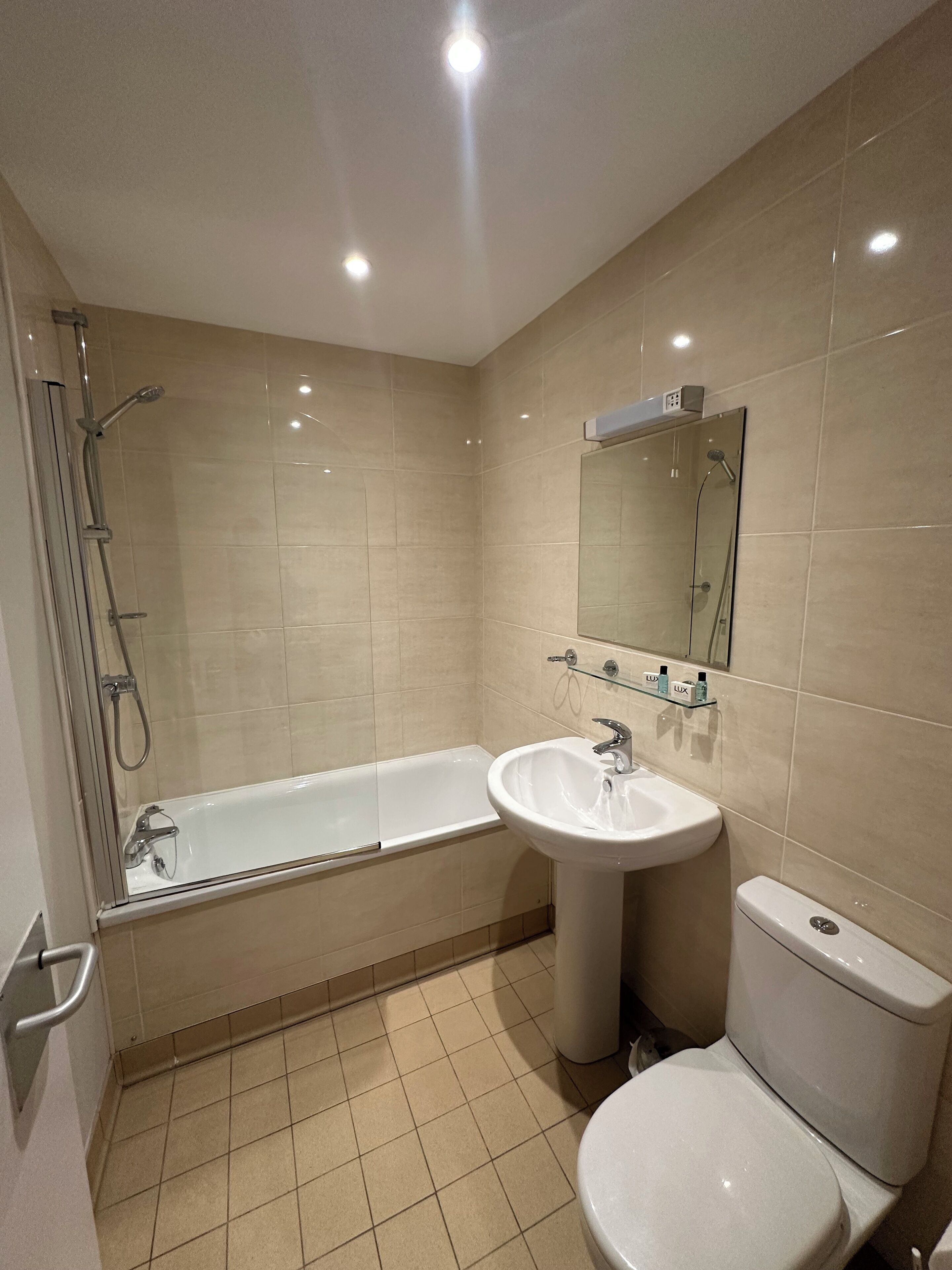 Un baño moderno con bañera, lavabo e inodoro.
