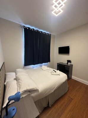 Deluxe Double Room | Desk, soundproofing, iron/ironing board, bed sheets - Cavendish Hotel (High Wycombe)