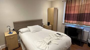 Phòng đôi Deluxe | Bàn, phòng cách âm, bàn ủi/dụng cụ ủi quần áo, bộ trải giường