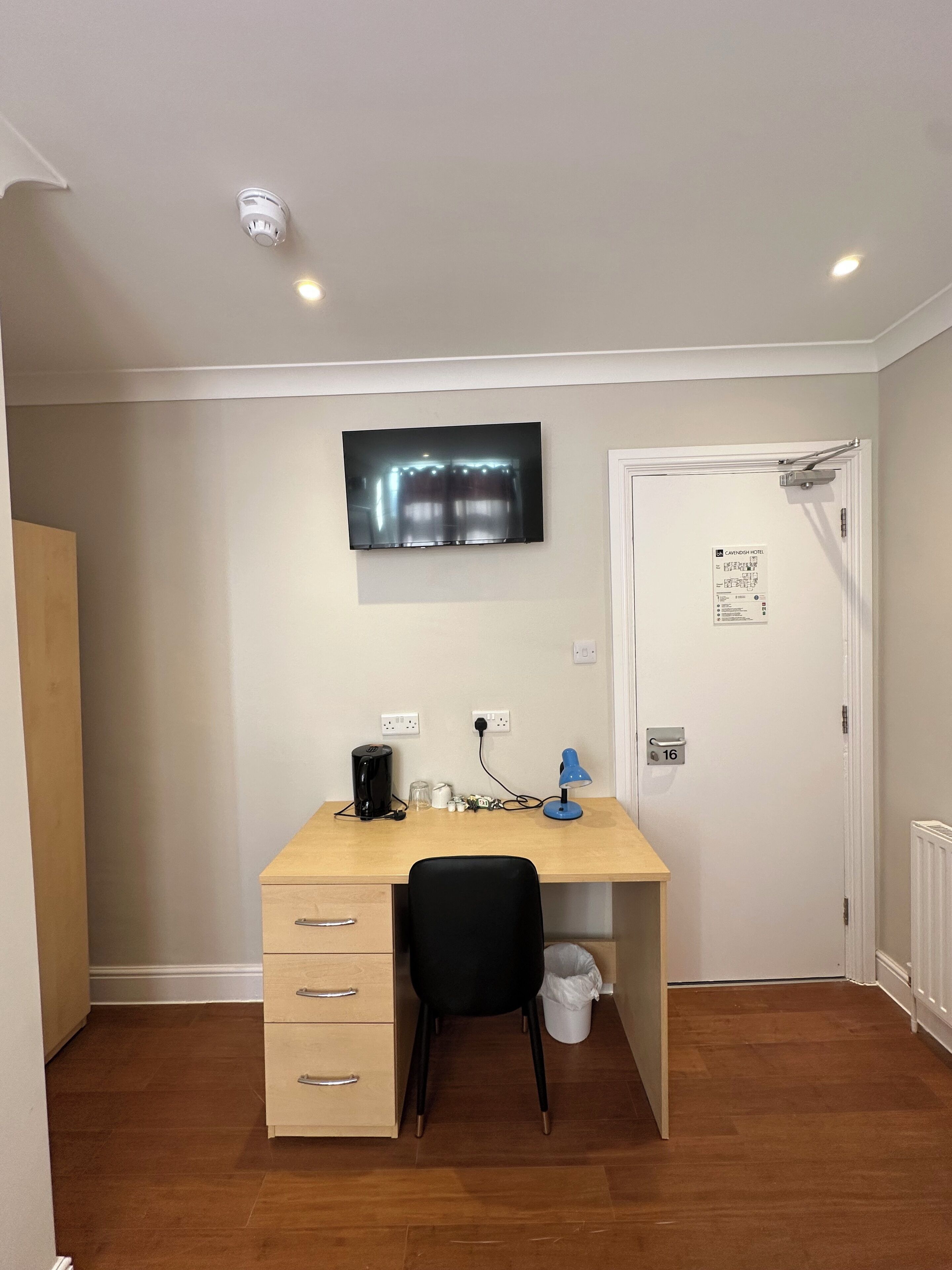 مكتب وتجهيزات عازلة للصوت ومكواة/لوح كي وملاءات أسرّة