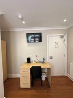 Escritorio, sistema de insonorización y tabla de planchar con plancha 