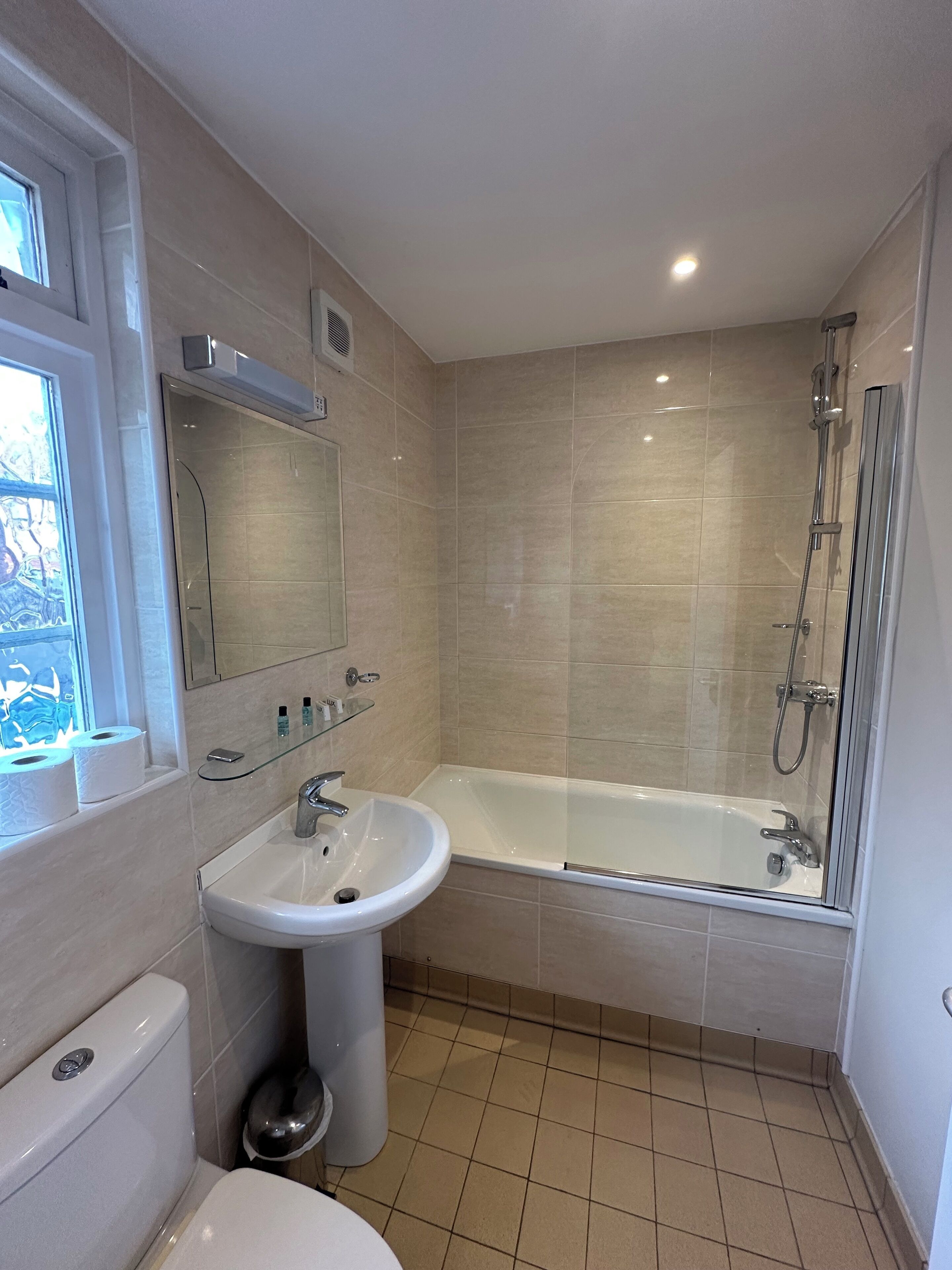 Deluxe dubbelrum | Badrum | Hårtork, handdukar, tvål och toalettpapper