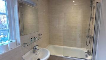 Deluxe dubbelrum | Badrum | Hårtork, handdukar, tvål och toalettpapper