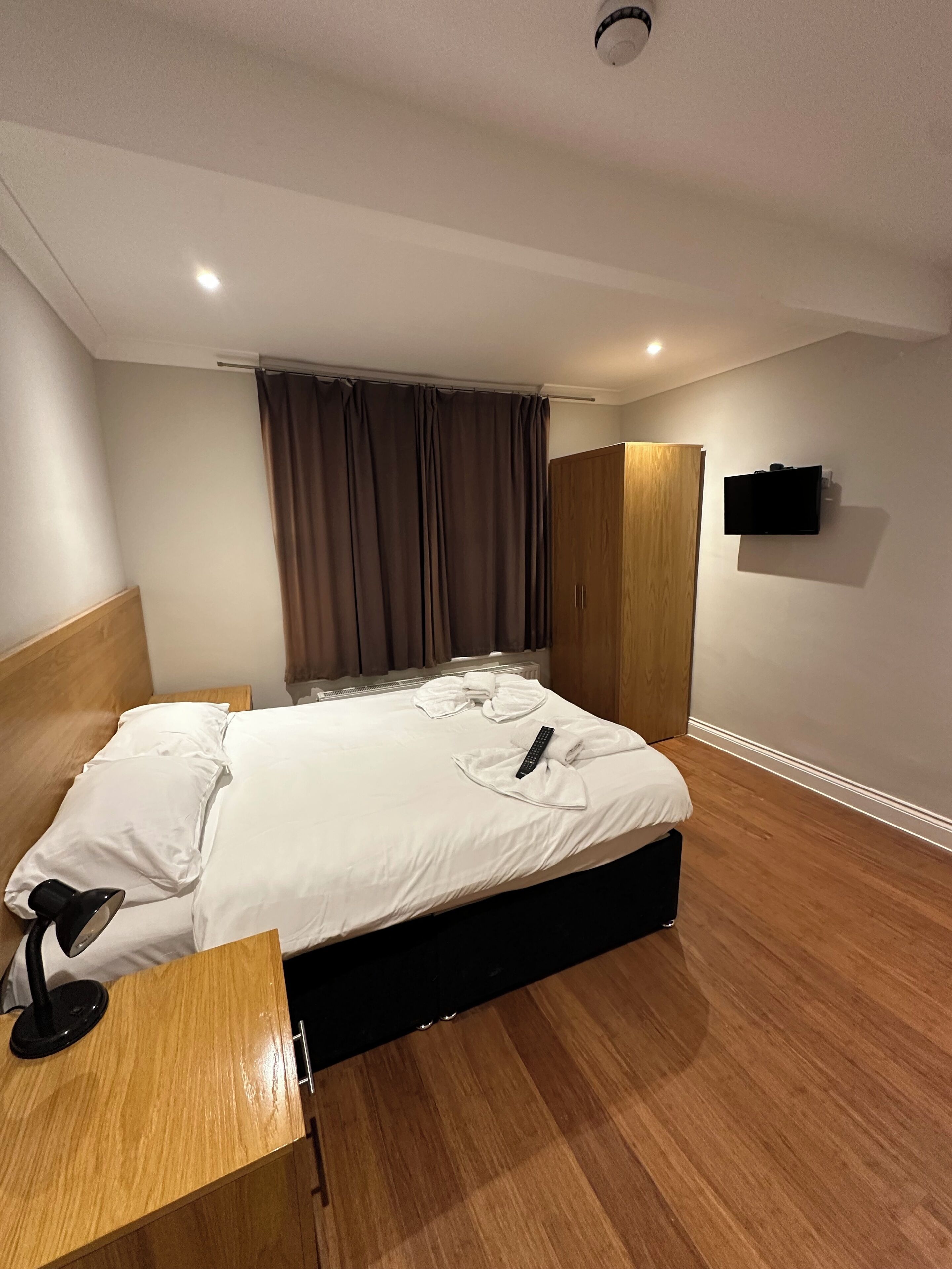 Dobbeltrom – deluxe | Skrivebord og sengetøy