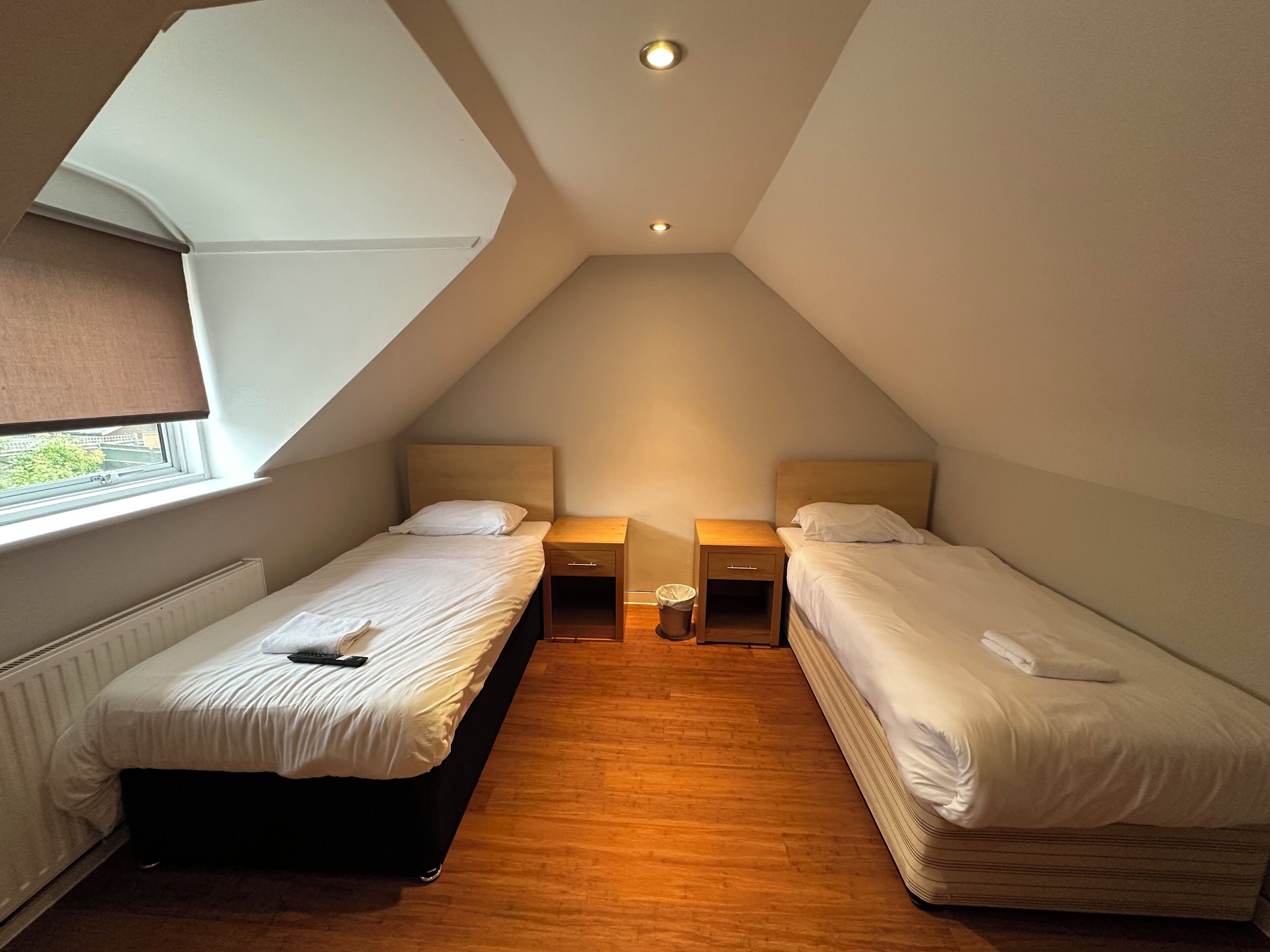 Habitación Deluxe con 2 camas individuales | Escritorio y ropa de cama