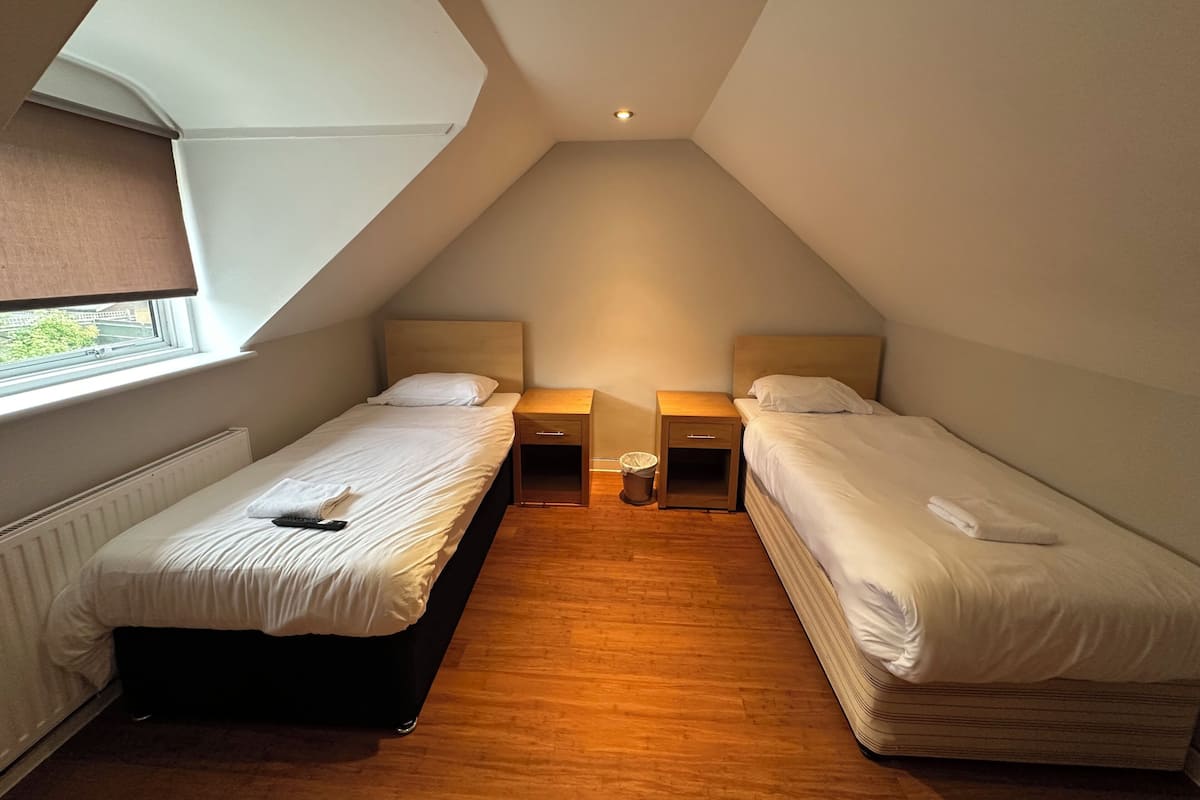 Escritorio y ropa de cama